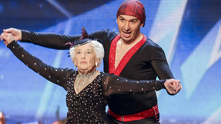 Paddy Jones, la nonna che balla a Sanremo