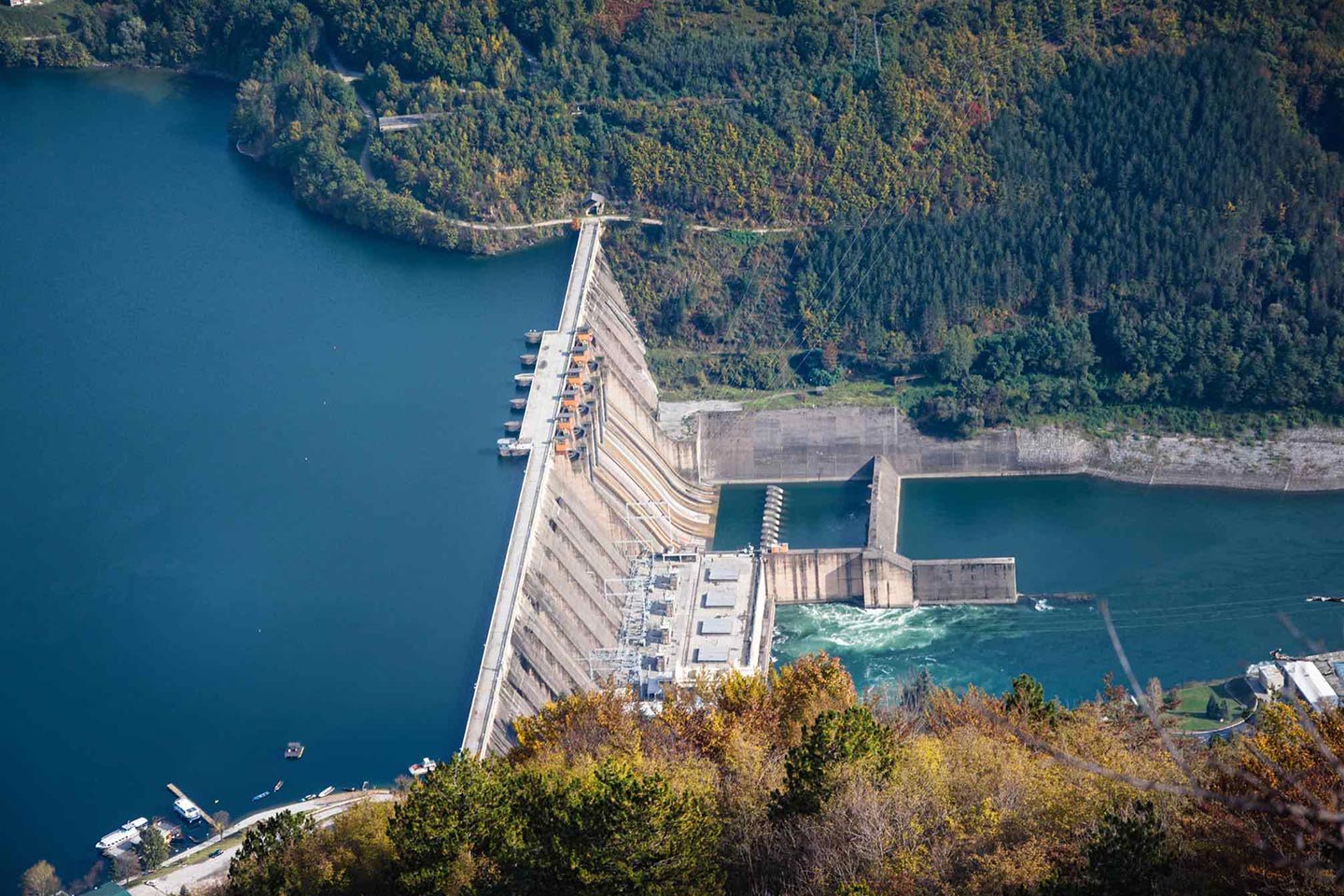 Energia idroelettrica è una fonte di energia rinnovabile che sfrutta la potenza dell’acqua.