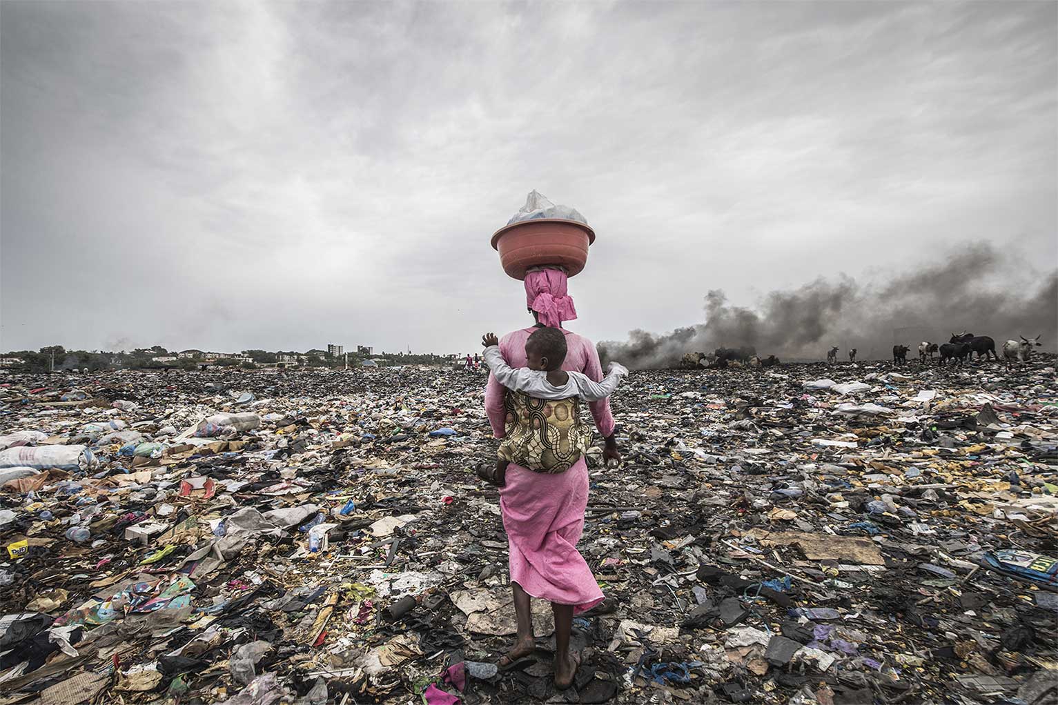Donna nella discarica di rifiuti elettrici di Agbobloshie. Reportage fotografico sull’energia in Africa.