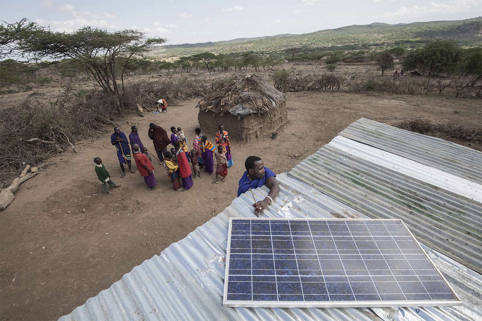 Un pastore masai installa un impianto ad enerigia solare in Africa. Reportage di Marco Garofalo.