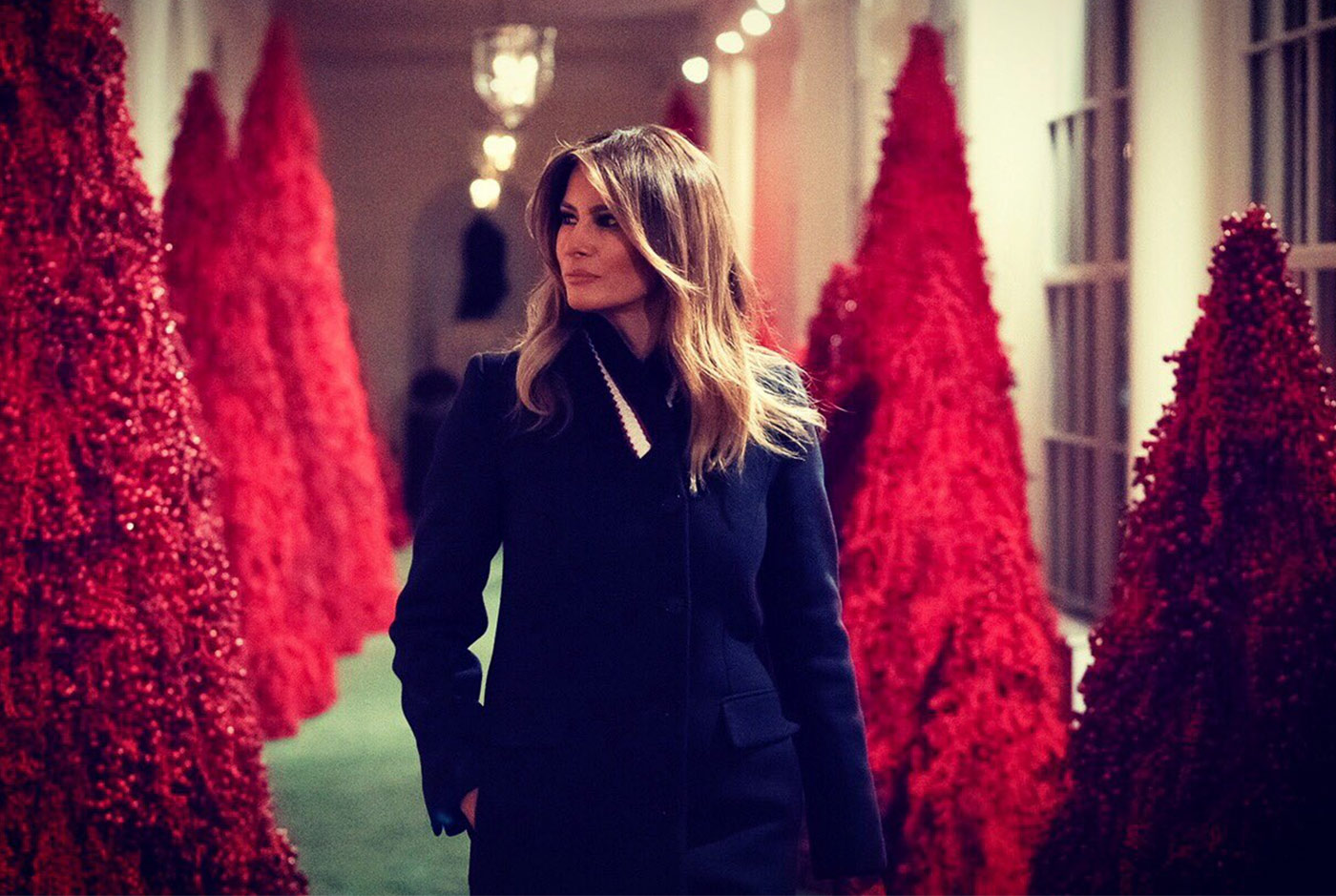Gli alberi di Natale rossi della Casa Bianca presentati da Melania Trump in un Video. 