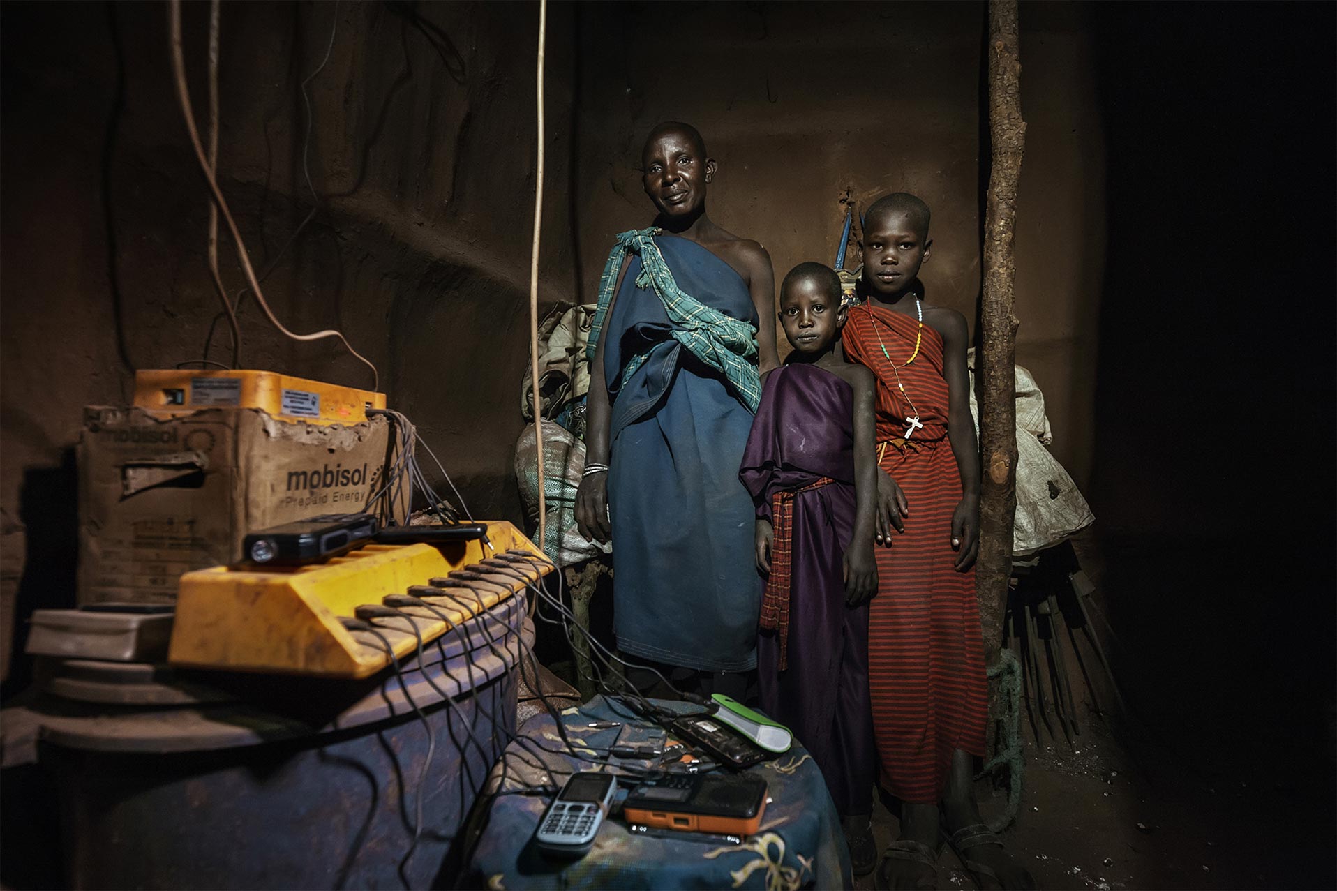  Cellulari in carica in una casa africana. Energy portraits - Reportage del fotografo Marco Garofalo