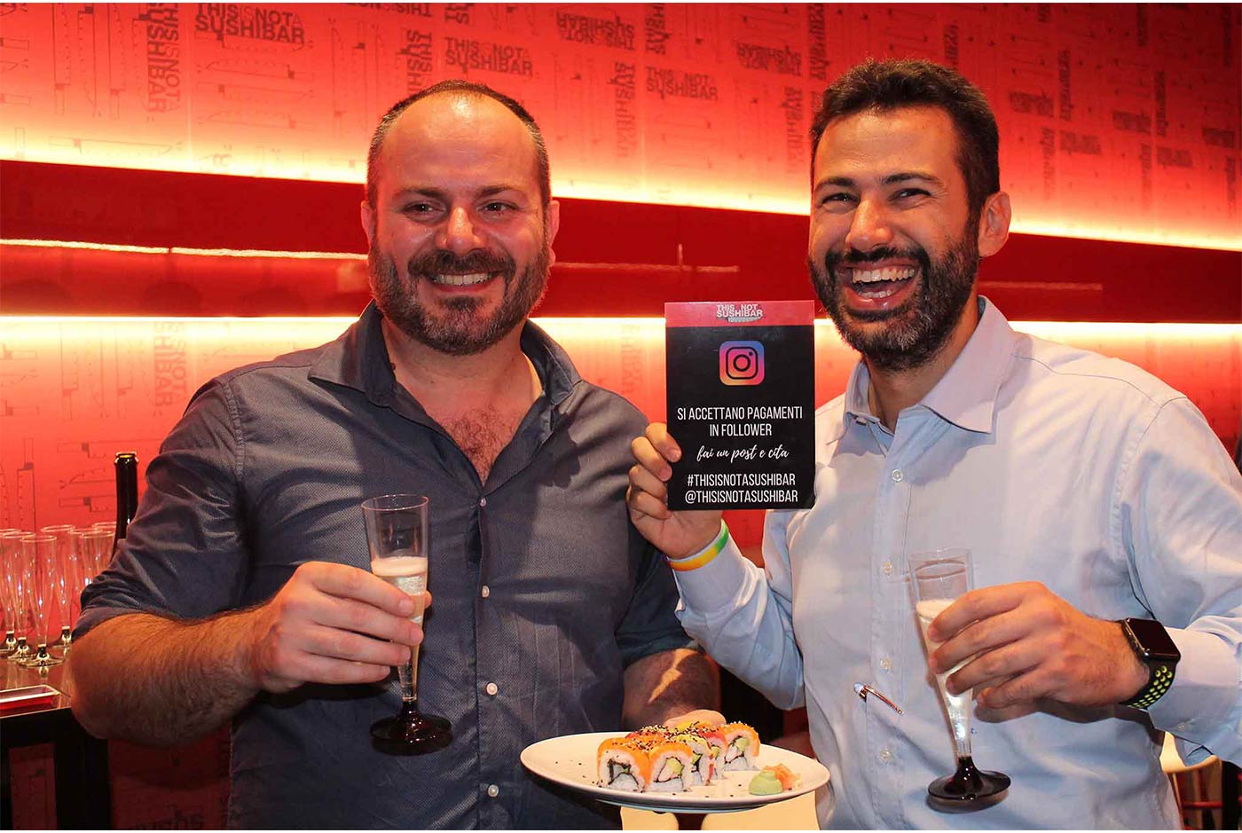 This Is Not a Sushi Bar premia i clienti che scattano foto a tavola con i loro smartphone