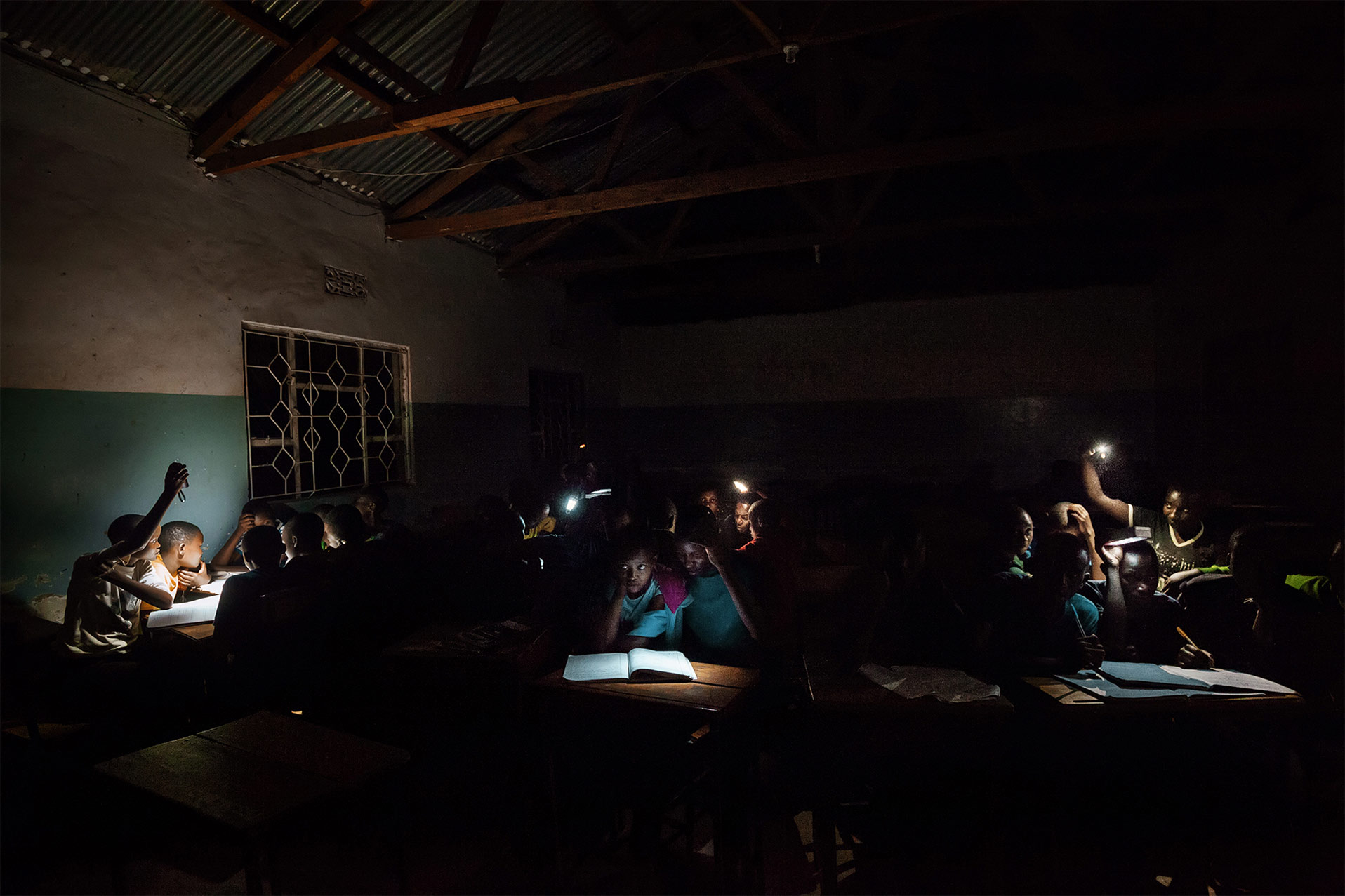 Studenti africani studiano alla luce delle torce elettriche. Reportage del fotografo Marco Garofalo