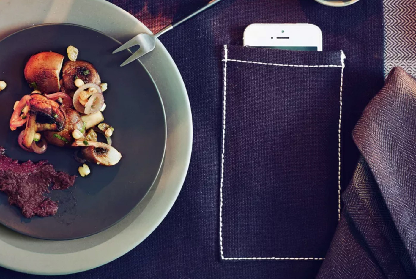 Ikea ha ideato una tovaglietta con tasca per coprire lo smartphone a tavola