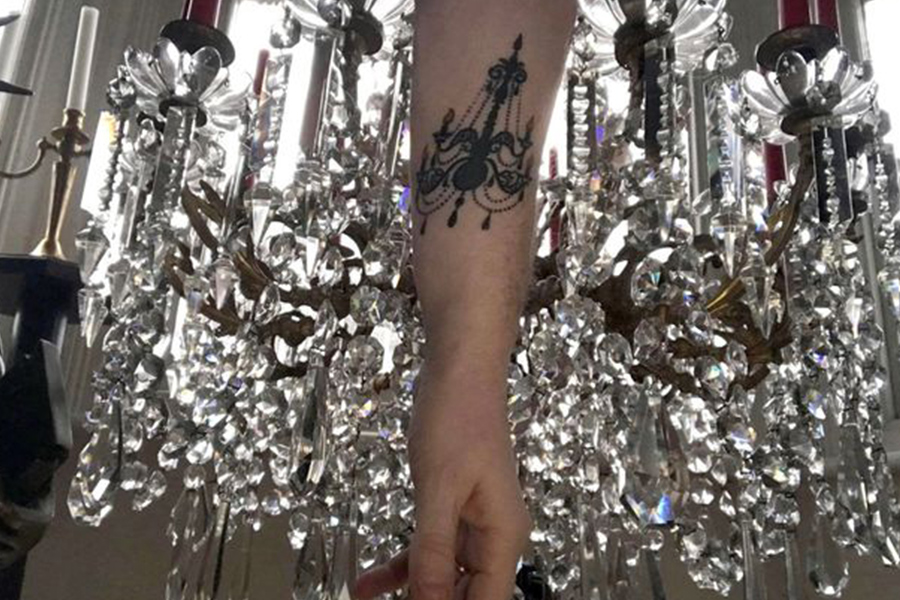 Una donna si è innamorata del suo lampadario e se lo è tatuato sul braccio.