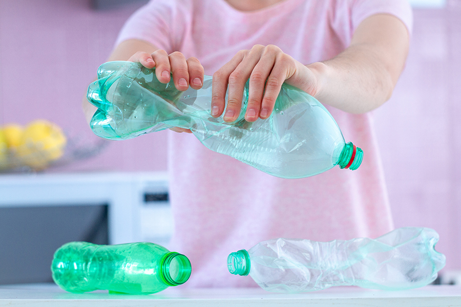 Come schiacciare le bottiglie di plastica per fare correttamente la differenziata