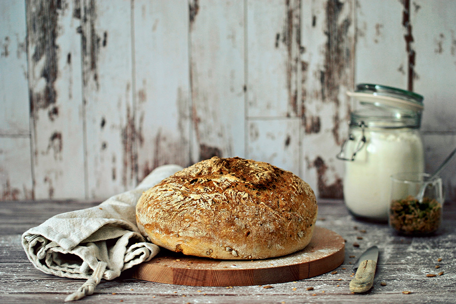No Knead Bread: pane pronto e adagiato su un tagliere