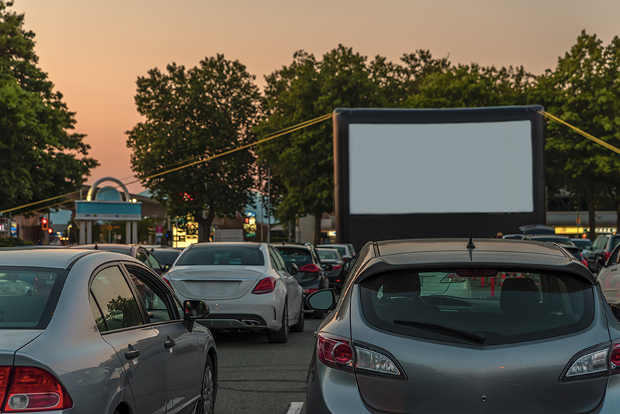 Immagine di un Drive-in: il cinema all'aperto in macchina