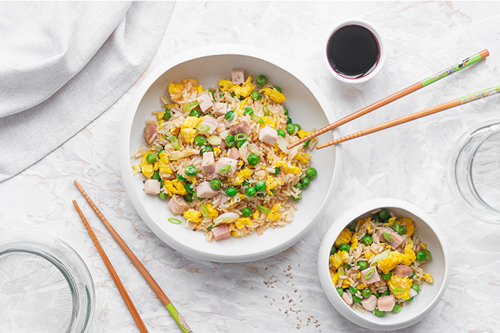 Riso alla Cantonese saltato al wok con verdure, pesce e uova strapazzate